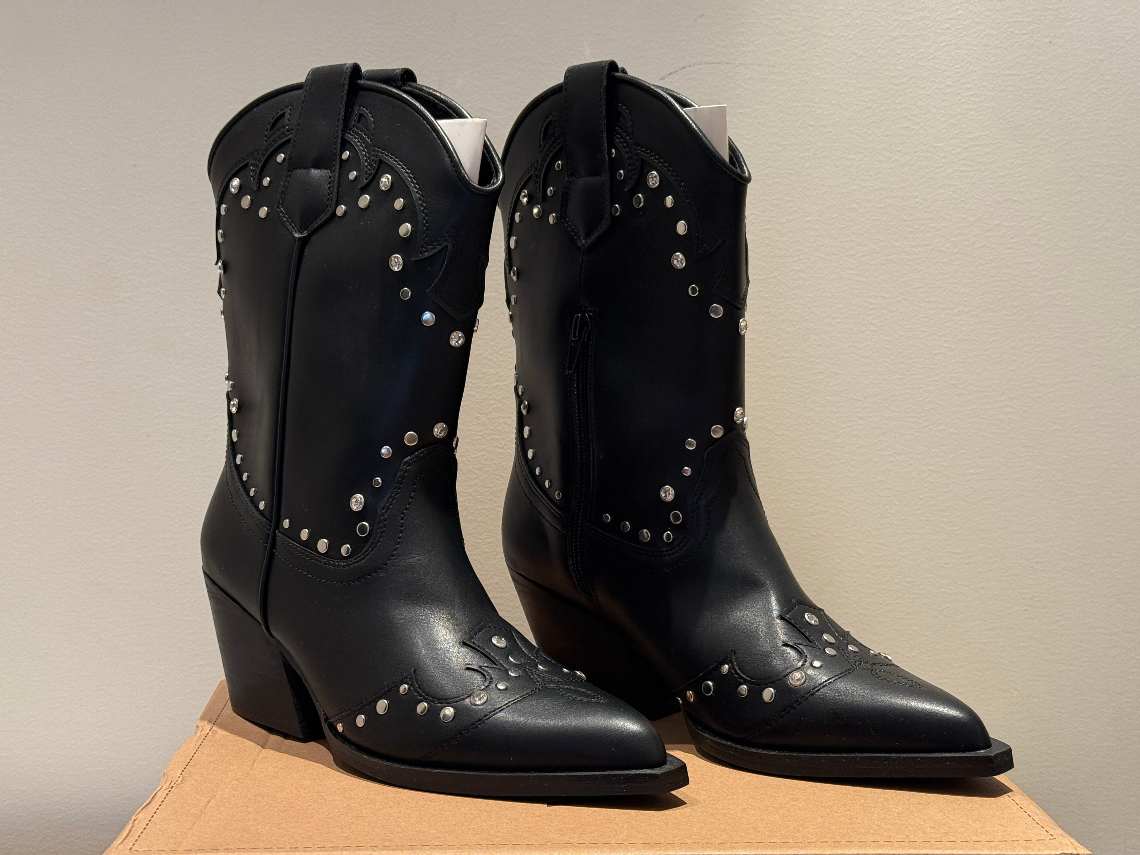 Botim Cowboy Salto Médio com Bordados e Tachas – Estilo Western