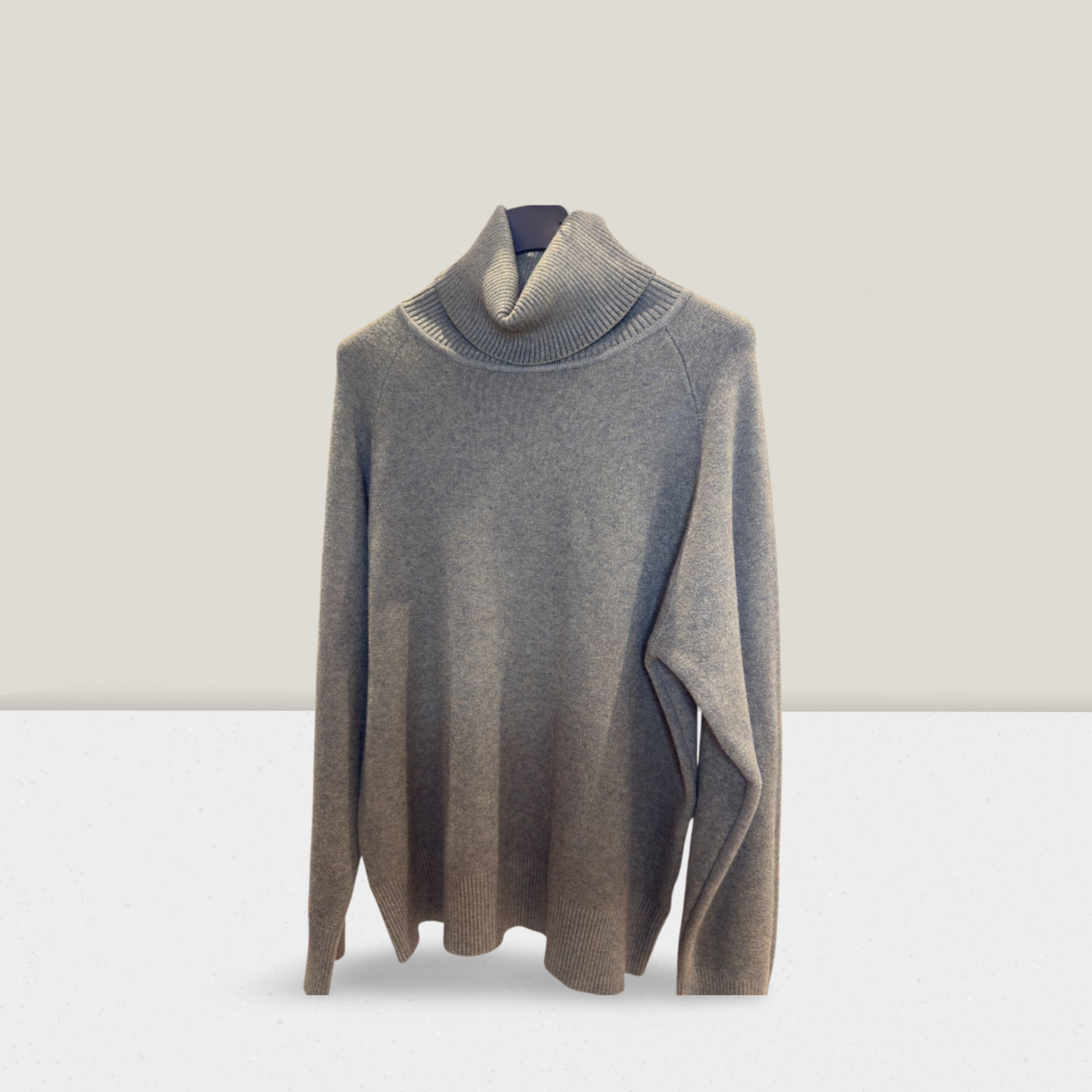 Camisola Malha Gola Alta Bege – Suave e Elegante