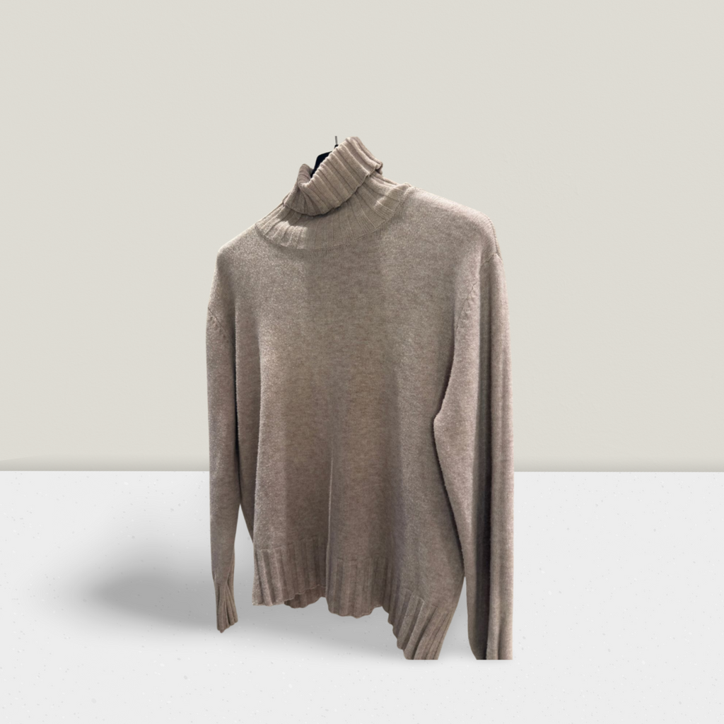 Camisola Malha Gola Alta Bege – Suave e Elegante