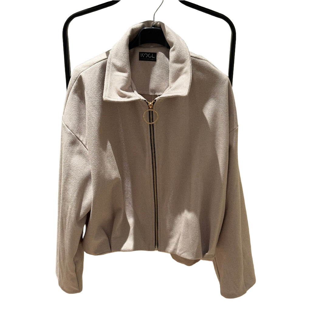 Casaco Curto Branco com Fecho Argola – Elegante e Versátil