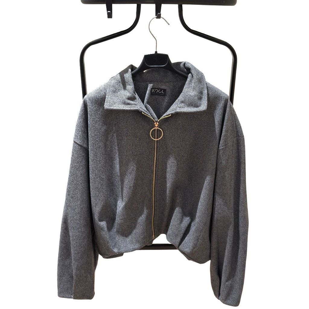 Casaco Curto Branco com Fecho Argola – Elegante e Versátil