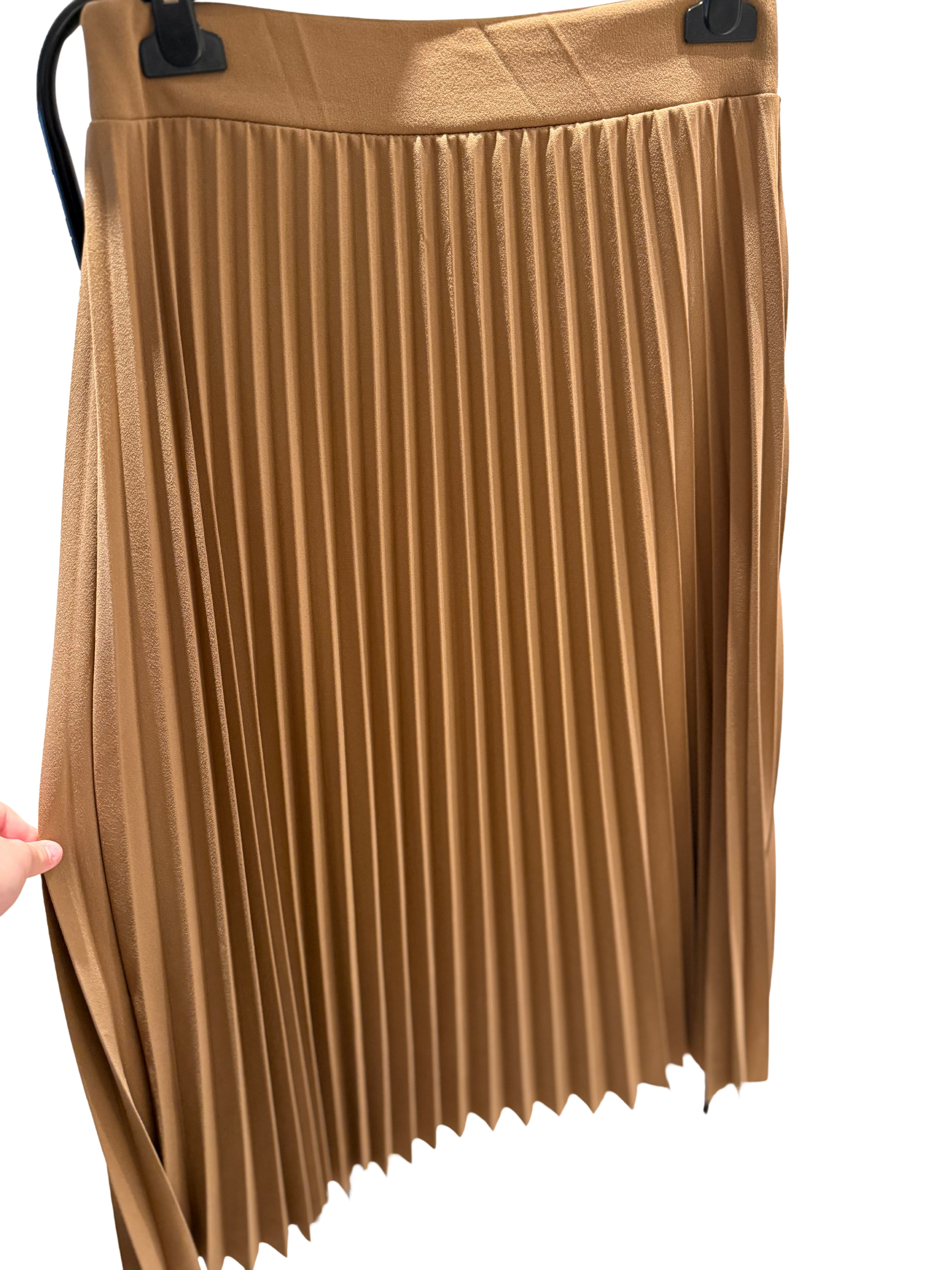 Saia Plissada — Elegância Intemporal